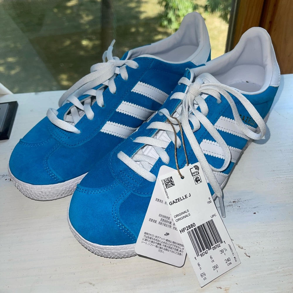 Brand new Adidas Blue Gazelle Suede Shoes - W6.5